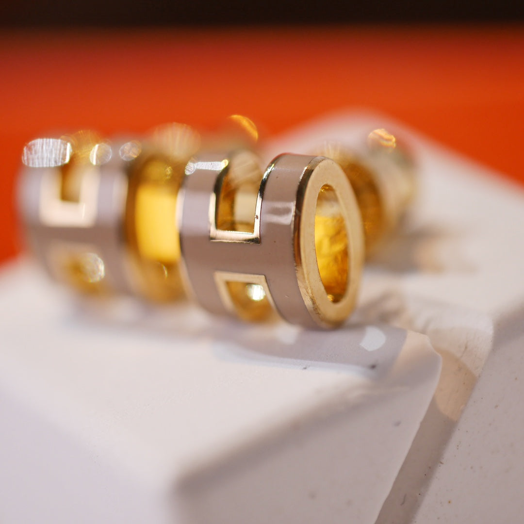 [CLOVER JEWELRY]MINI POP H GOLD EARRINGS GREY