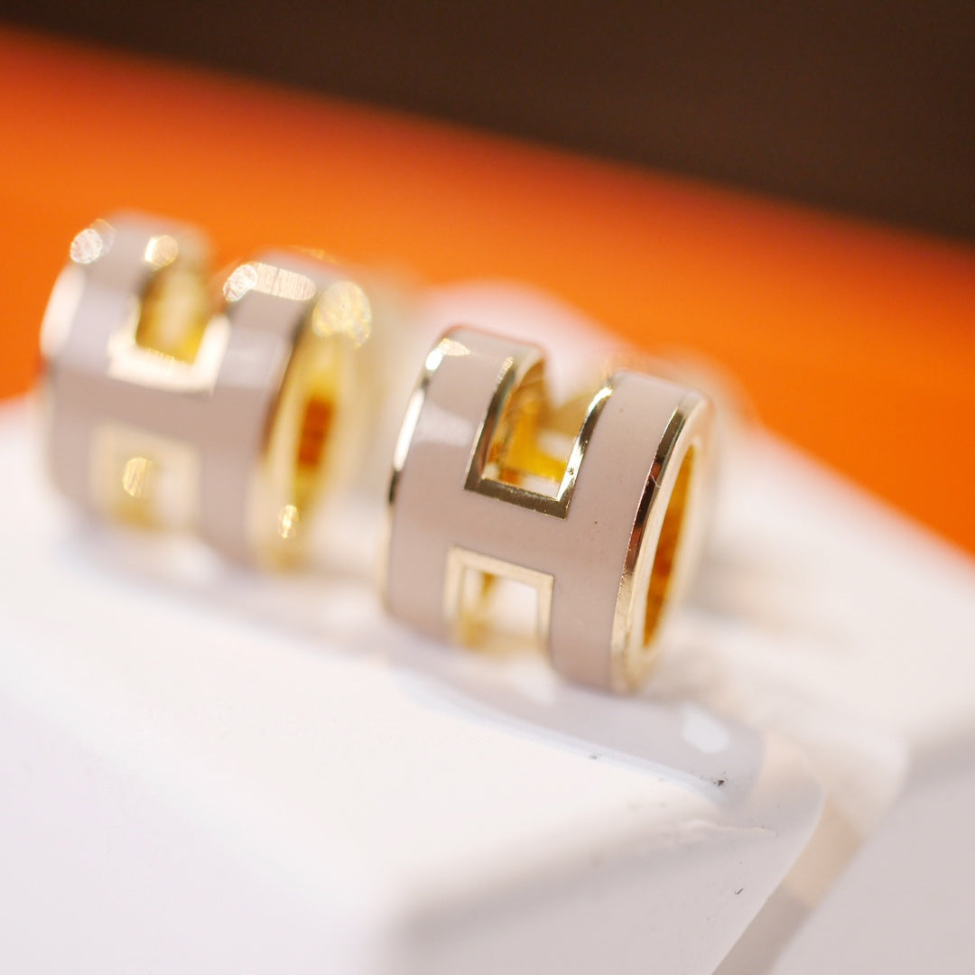 [CLOVER JEWELRY]MINI POP H GOLD EARRINGS GREY