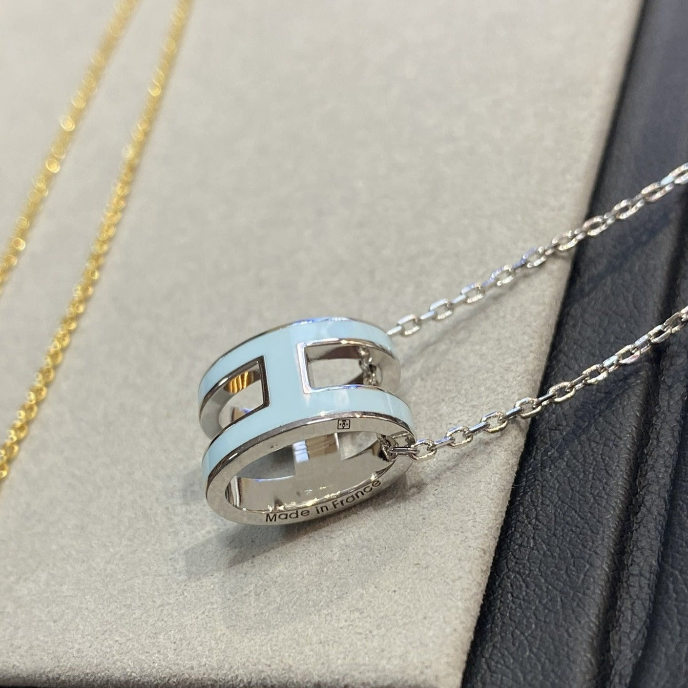 [CLOVER JEWELRY]POP H LIGHT BLUE NECKLACE