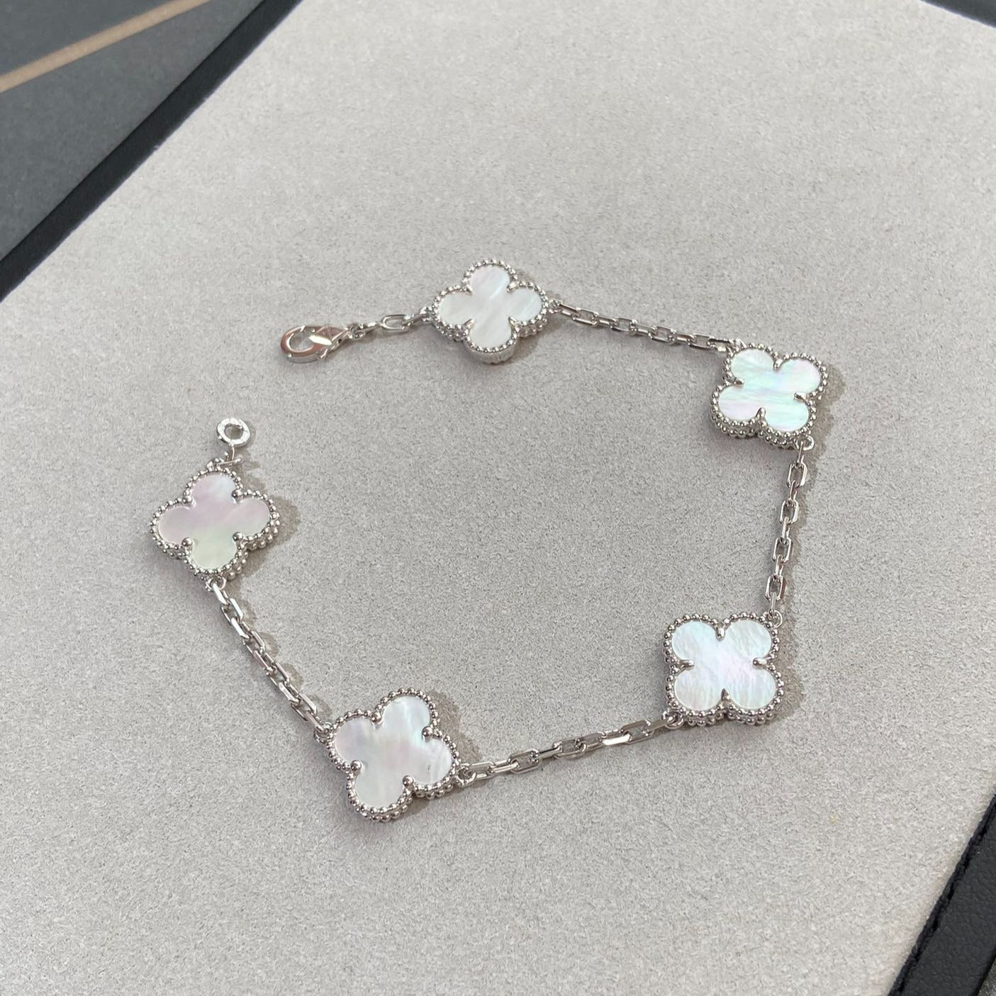 [Camiery]CLOVER WHITE PEARL MOP 5 MOTIF BRACELET COLLECTION