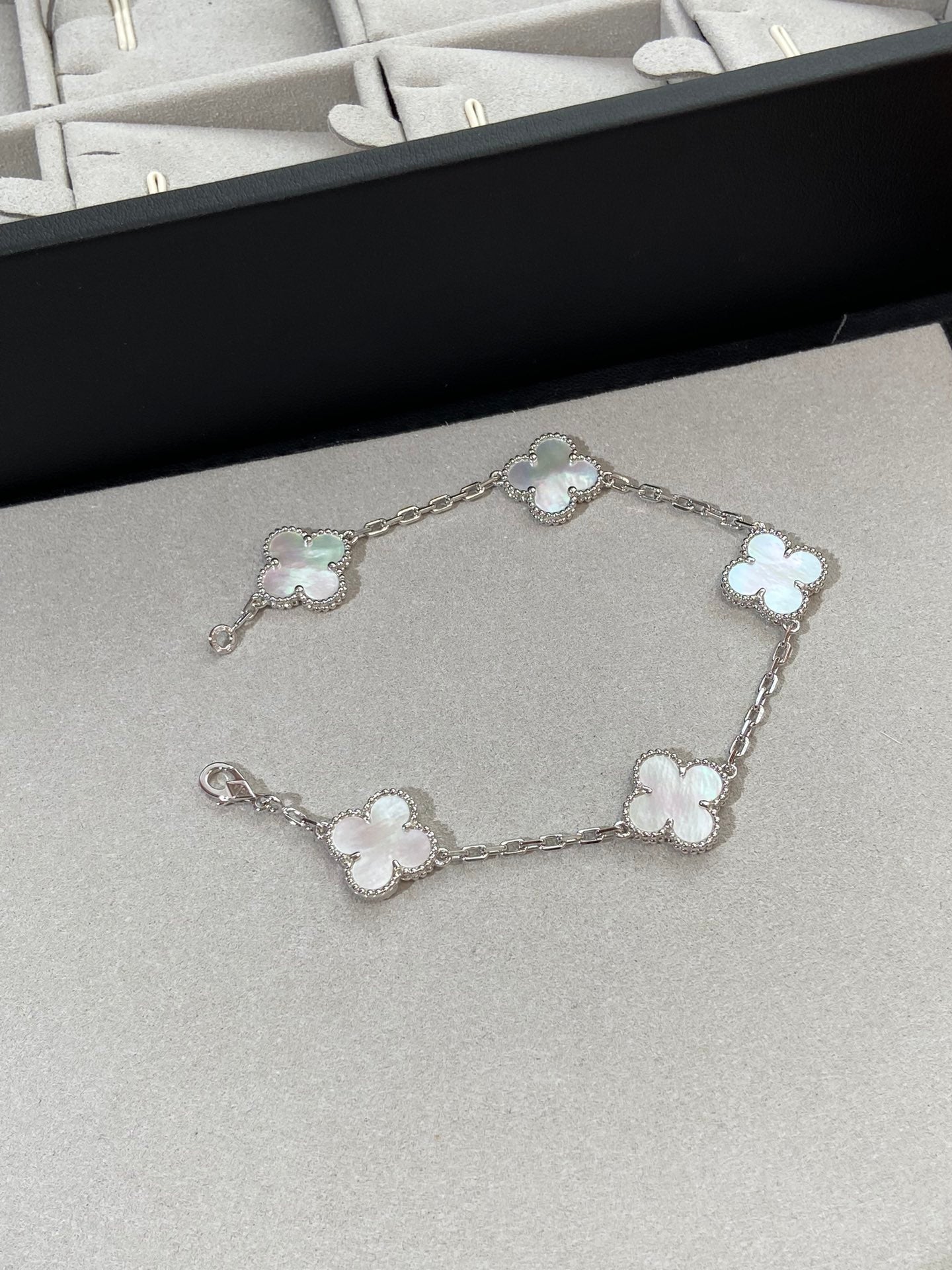 [Camiery]CLOVER WHITE PEARL MOP 5 MOTIF BRACELET COLLECTION