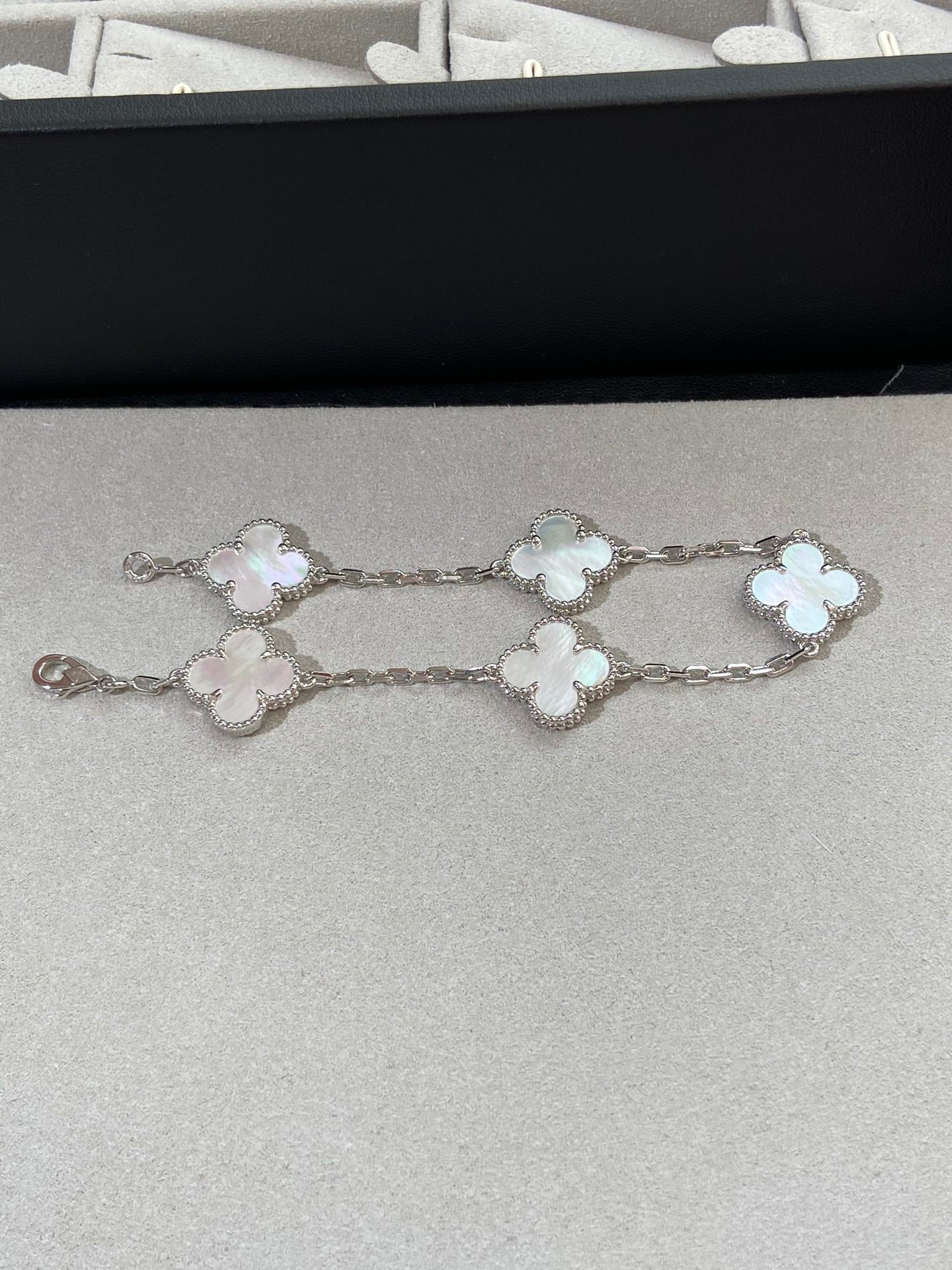 [Camiery]CLOVER WHITE PEARL MOP 5 MOTIF BRACELET COLLECTION