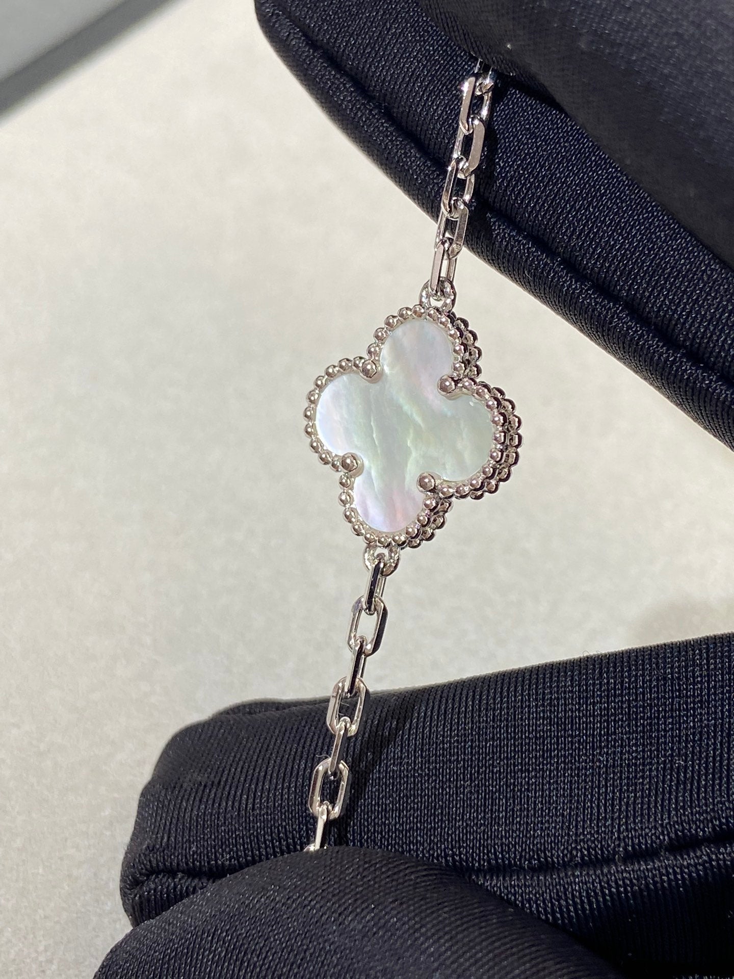 [CLOVER JEWELRY]CLOVER WHITE PEARL MOP 5 MOTIF BRACELET COLLECTION