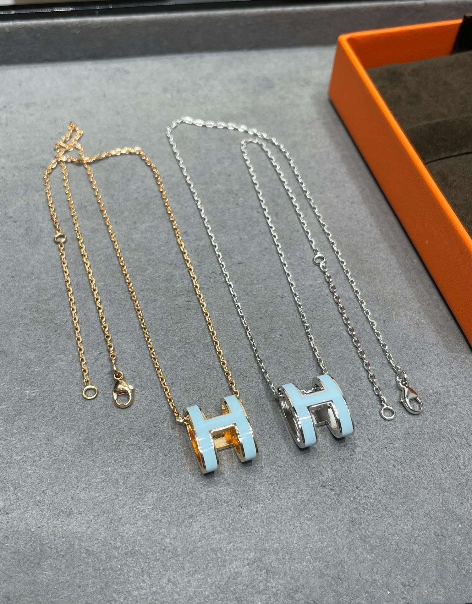 [CLOVER JEWELRY]POP H SKY BLUE NECKLACE