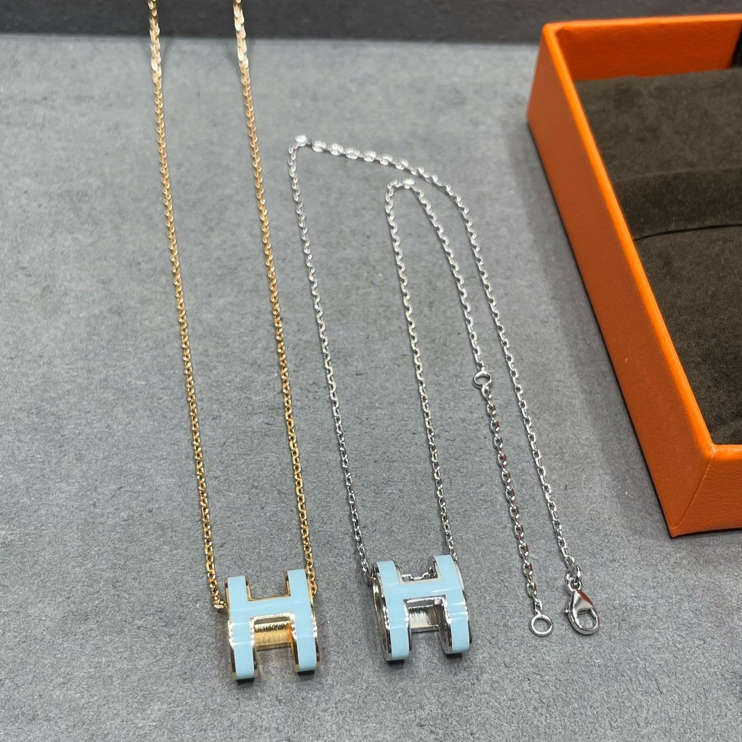 [CLOVER JEWELRY]POP H SKY BLUE NECKLACE
