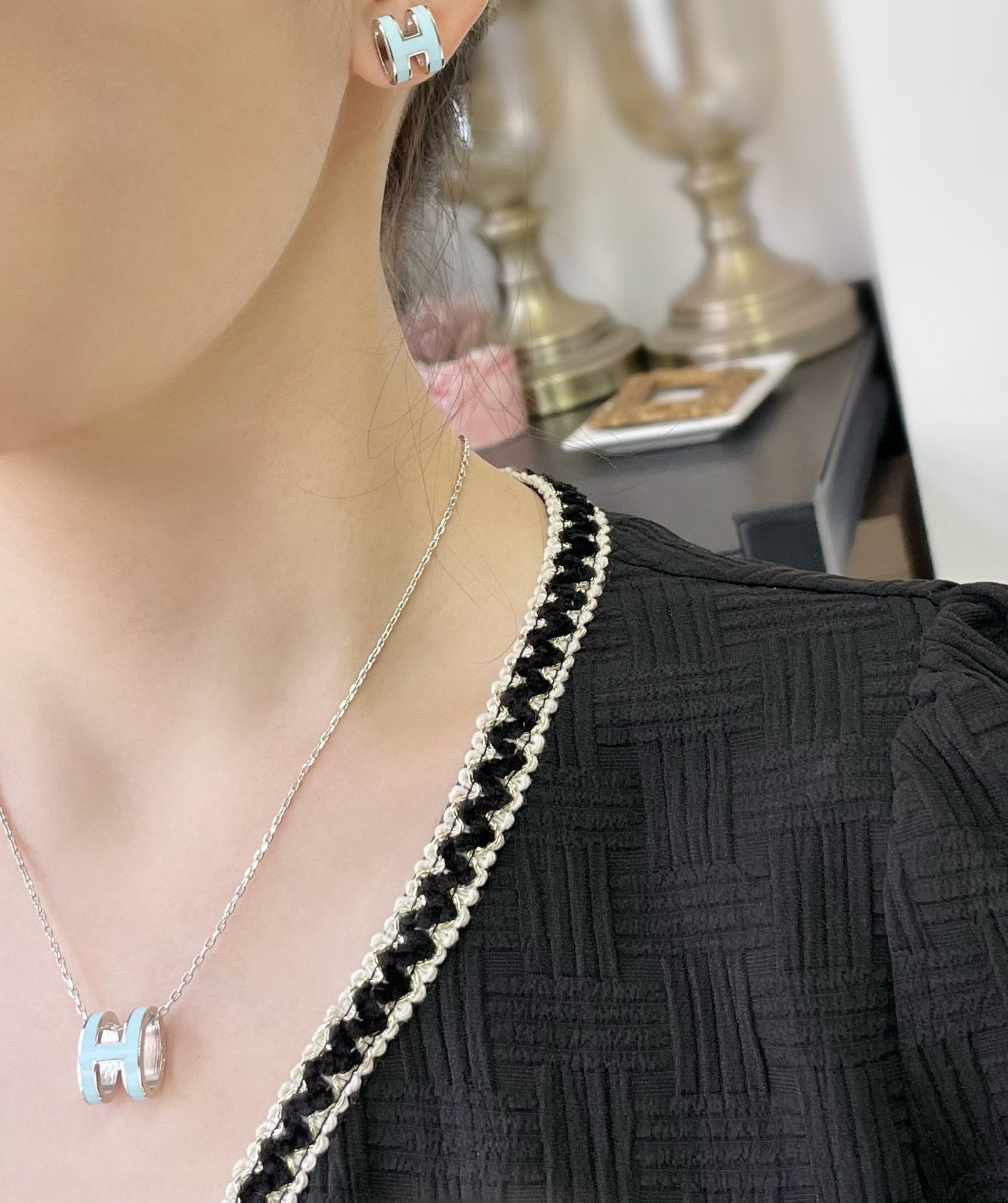 [CLOVER JEWELRY]POP H SKY BLUE STUD EARRINGS