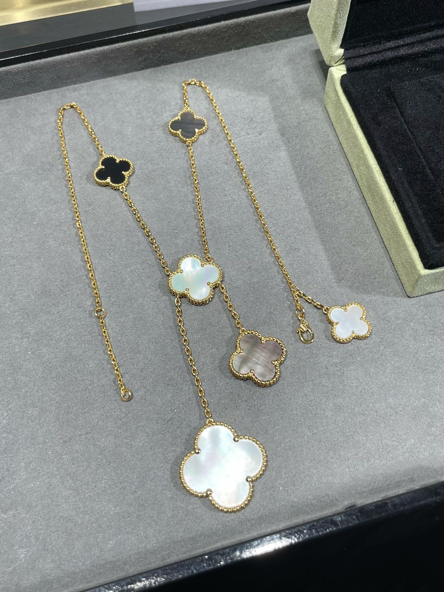 [Camiery]CLOVER 6 MOTIF MOP ONYX GOLD NECKLACE
