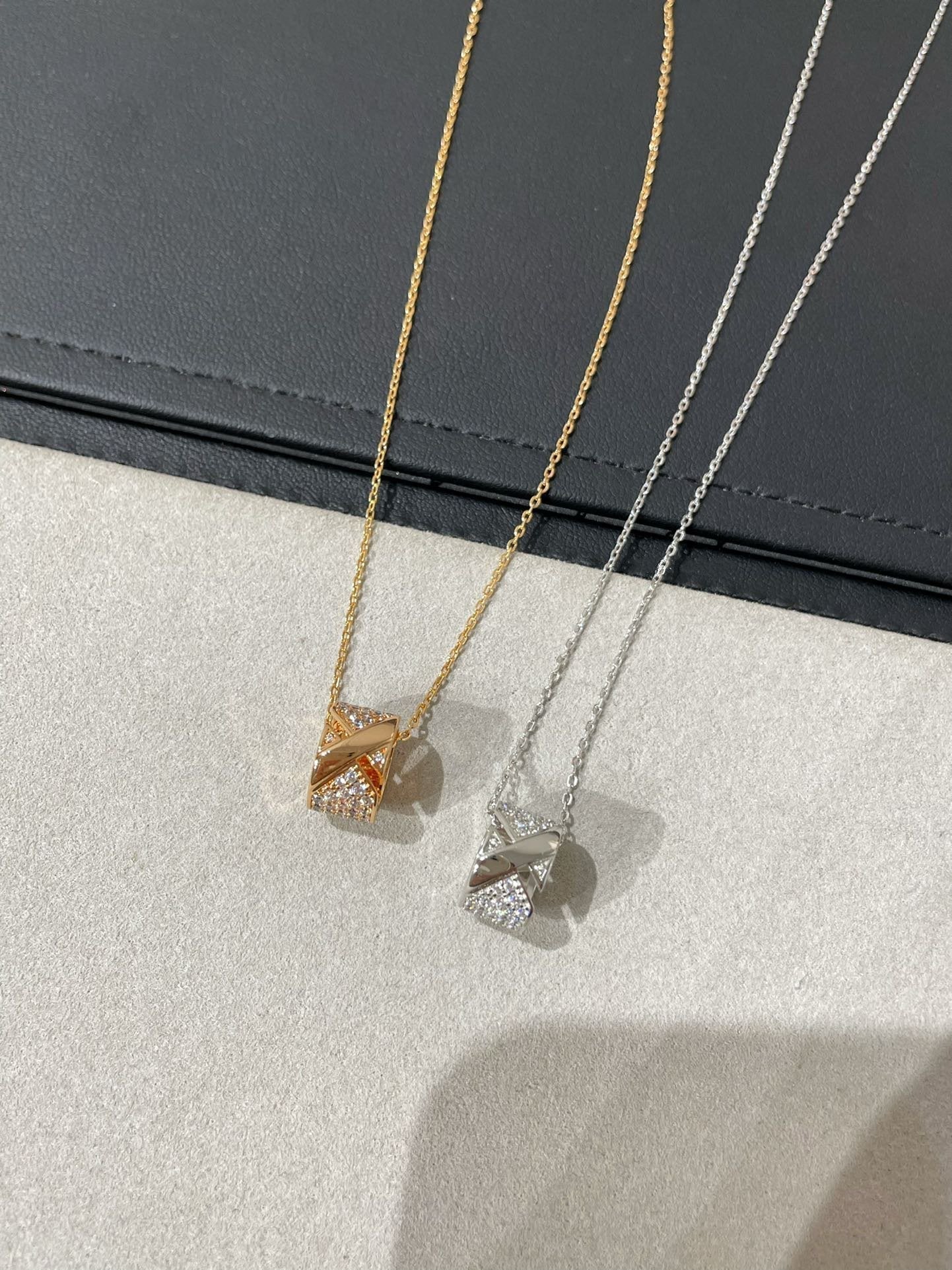 [CLOVER JEWELRY]LIENS EVIDENCE DIAMOND PAVED NECKLACE