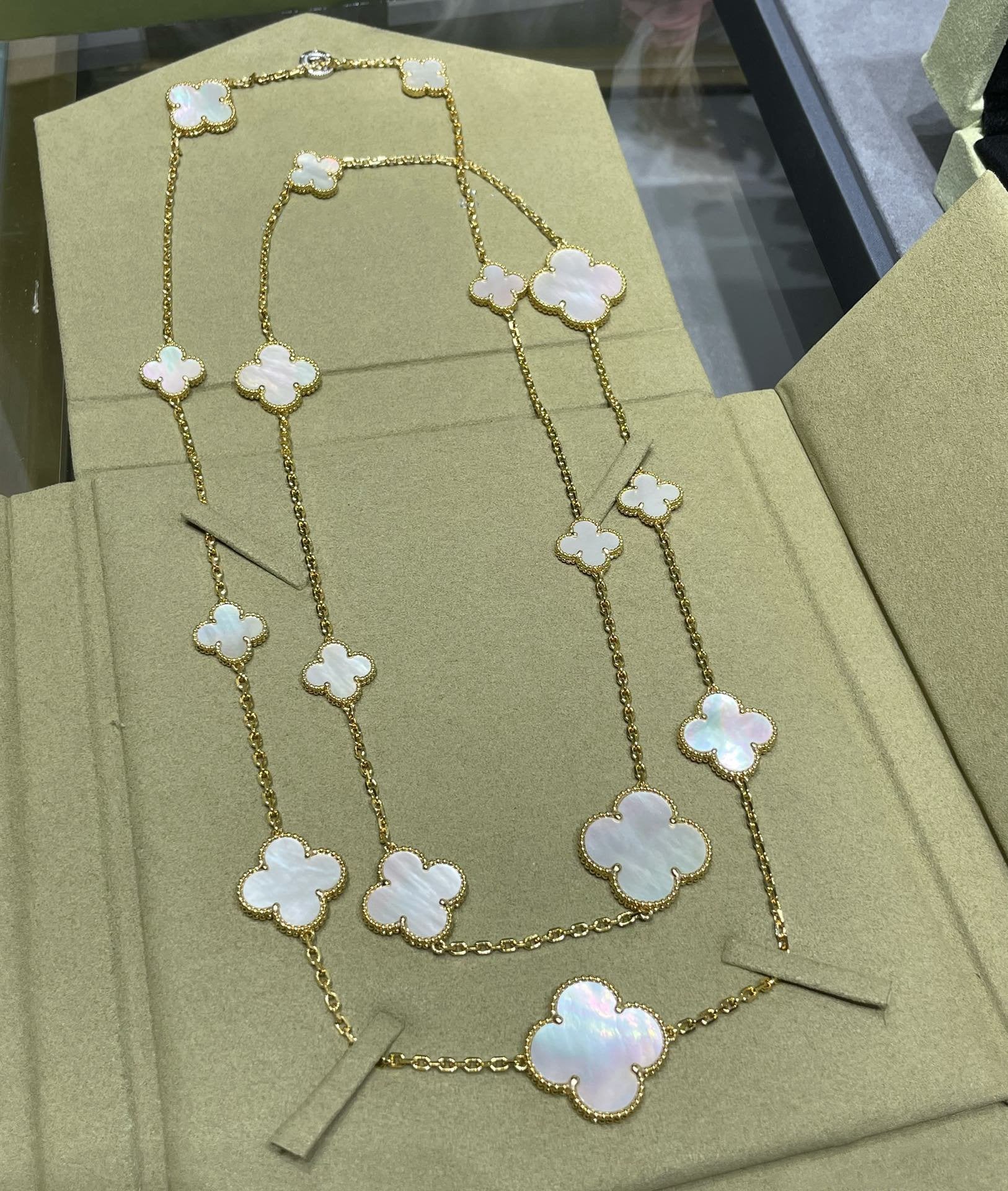 [Camiery]CLOVER 16 MOTIF WHITE MOP GOLD NECKLACE