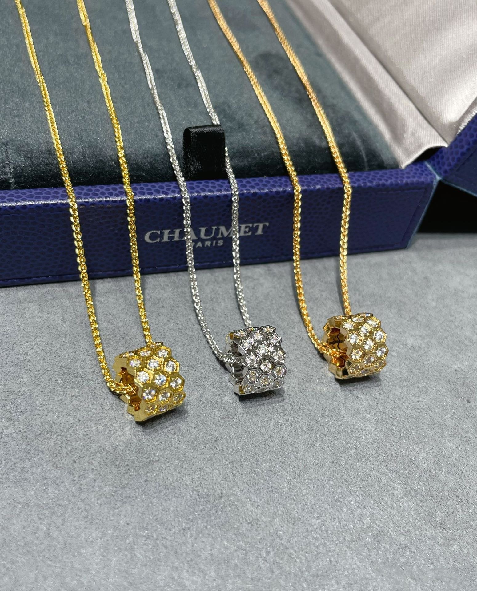 [CLOVER JEWELRY]BEE LOVE DIAMOND PAVED 3 ROW NECKLACE
