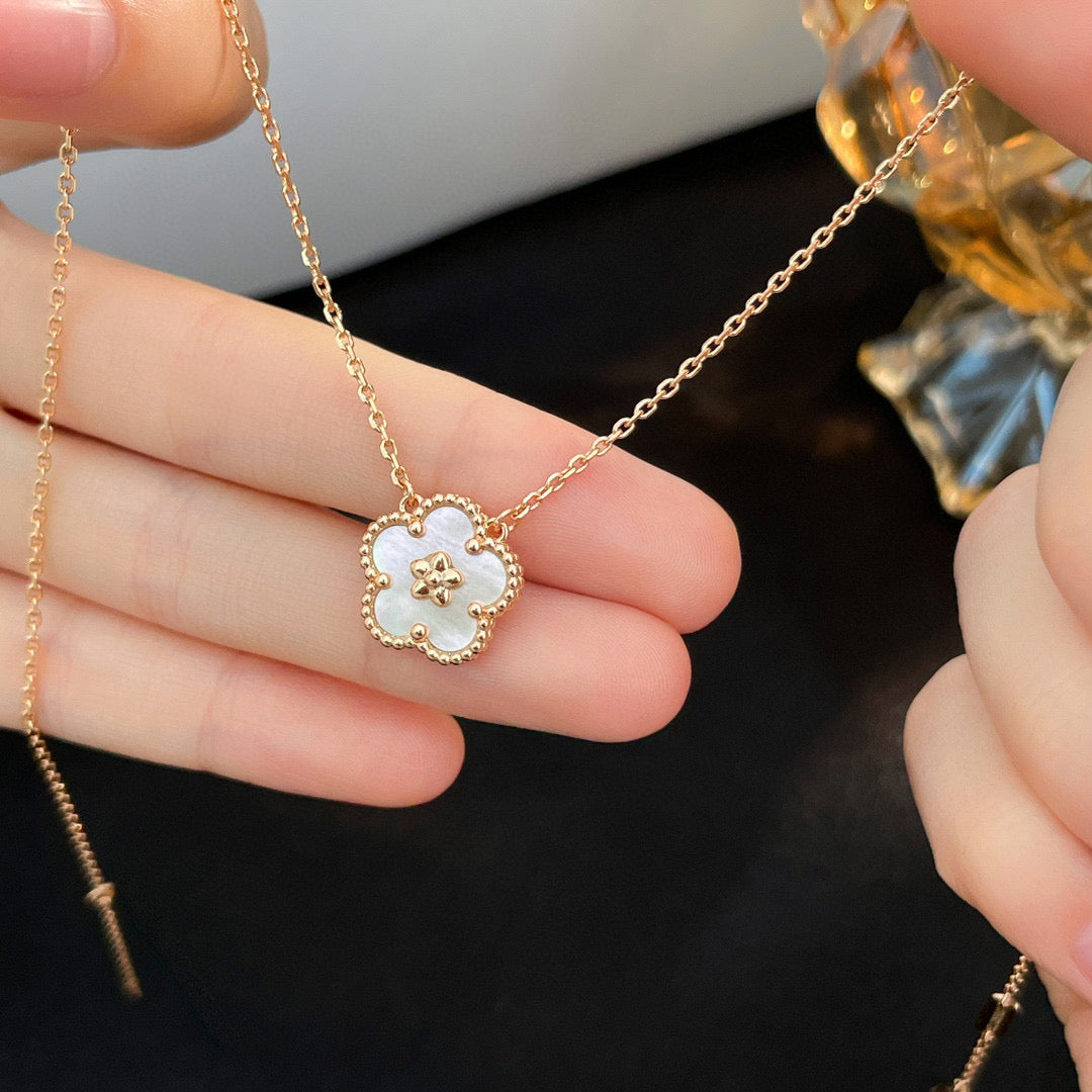 [Camiery]LUCKY  WHITE MOP  PLUM BLOSSOM NECKLACE