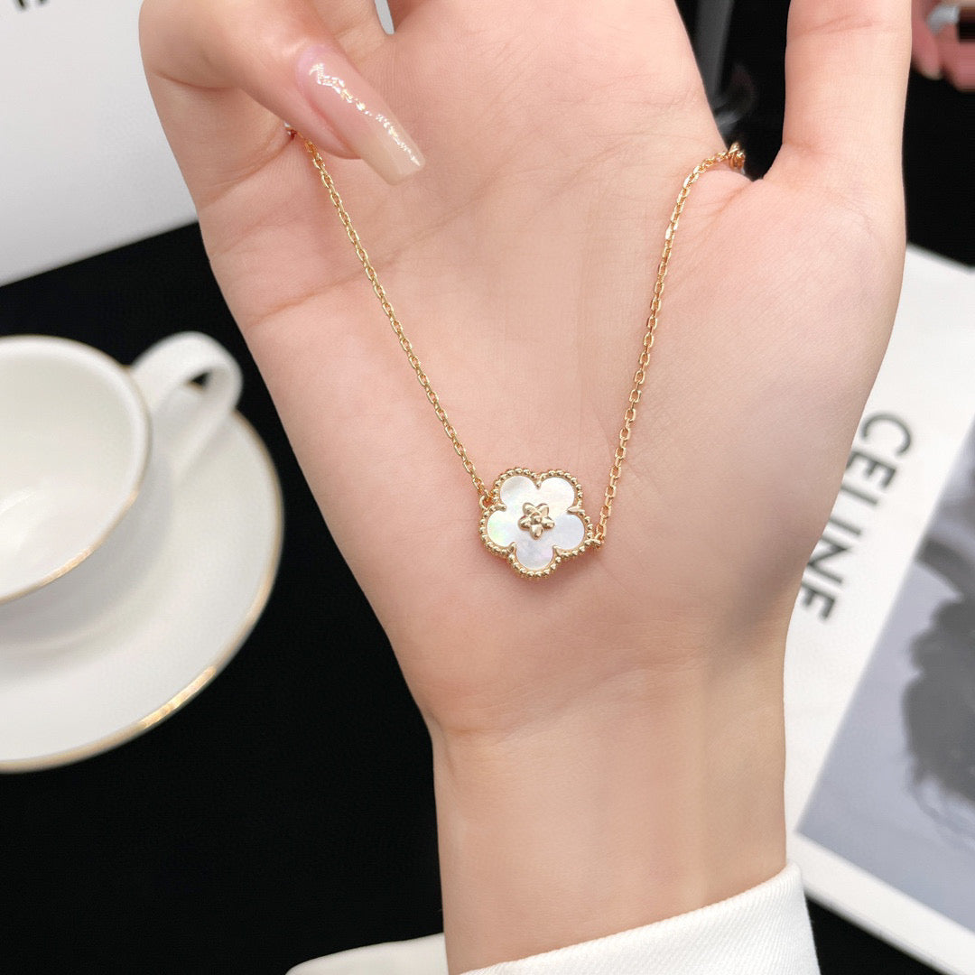 [Camiery]LUCKY WHITE MOP PLUM BLOSSOM  BRACELET