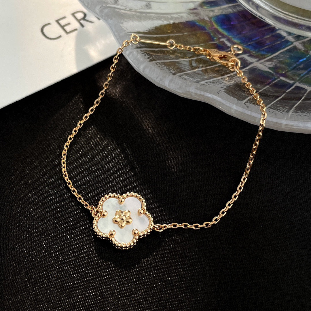 [Camiery]LUCKY WHITE MOP PLUM BLOSSOM  BRACELET