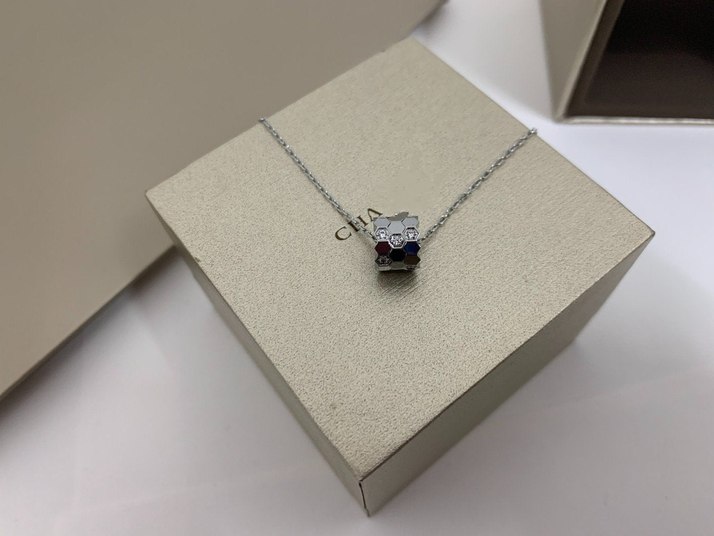 [CLOVER JEWELRY]BEE LOVE DIAMOND NECKLACE