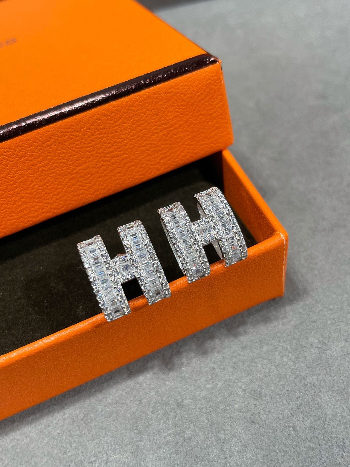 [CLOVER JEWELRY]H STUD EARRINGS WITH SILVER DIAMONDS