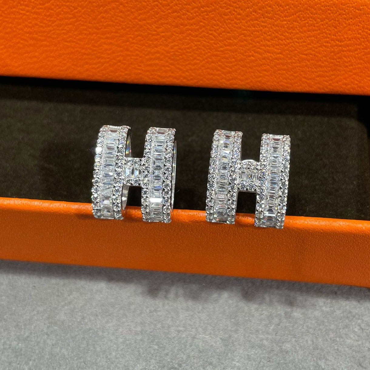 [CLOVER JEWELRY]H STUD EARRINGS WITH SILVER DIAMONDS