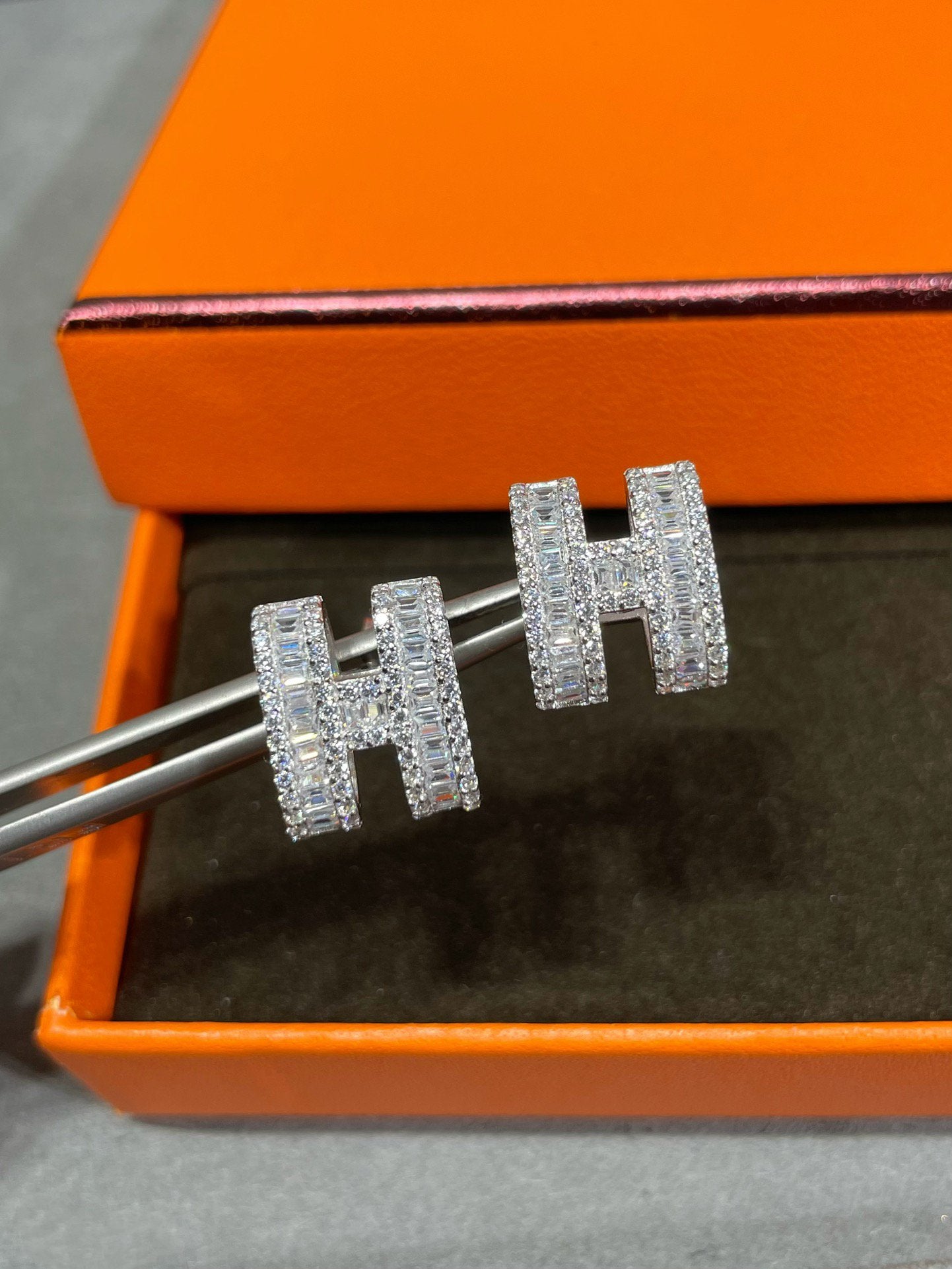 [CLOVER JEWELRY]H STUD EARRINGS WITH SILVER DIAMONDS