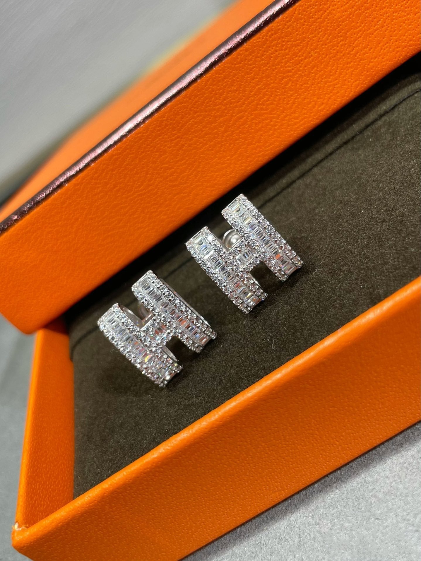 [CLOVER JEWELRY]H STUD EARRINGS WITH SILVER DIAMONDS